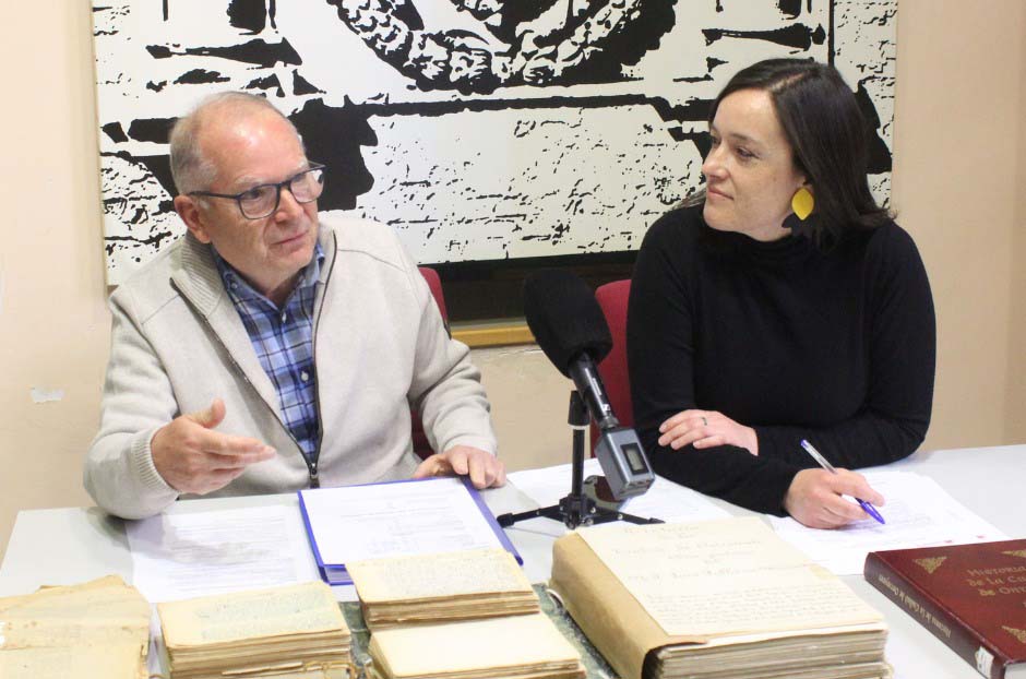 La concejala de Archivo de Ontinyent, M. Àngels Moreno con José Manuel Mira