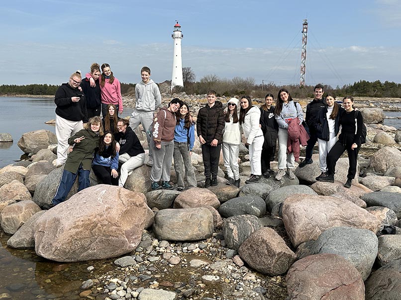 Alumnes del Col·legi Pureza de María a un llac d'Estònia