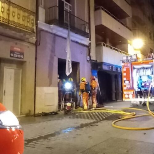 Cinco heridos en un incendio en la Calle Mayor