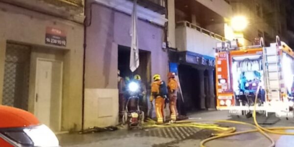 Cinco heridos en un incendio en la Calle Mayor