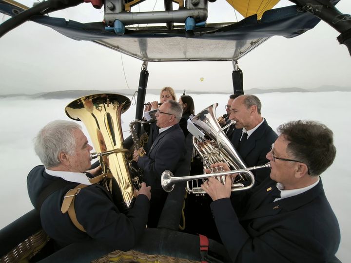 Músics de la banda de Bocairent tocant a un globus pel seu centenari