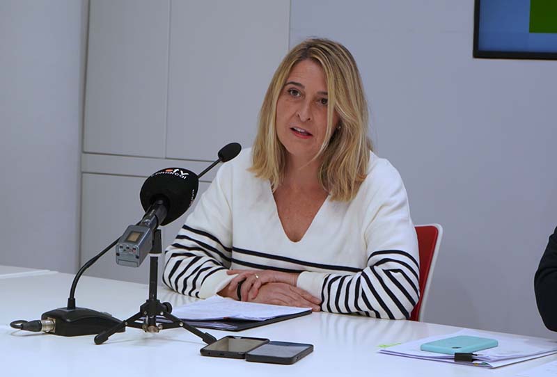 La regidora, Imma López parlant en una roda de premsa