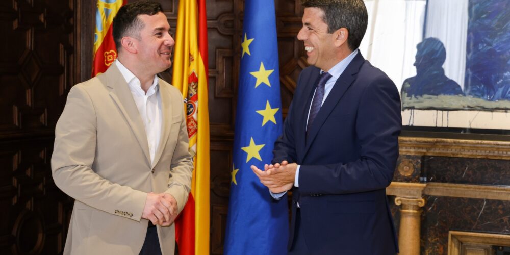 El Presidente de la Generalitat, Carlos Mazón con el presidente de la Sociedad de Festeros de Ontinyent, Vicent Pla