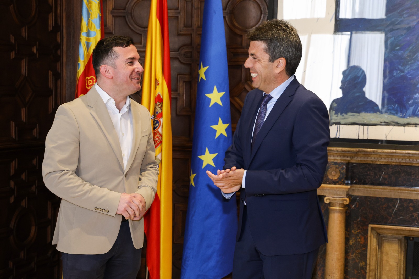 El President de la Generalitat, Carlos Mazón amb el president de la Societat de Festers d'Ontinyent, Vicent Pla