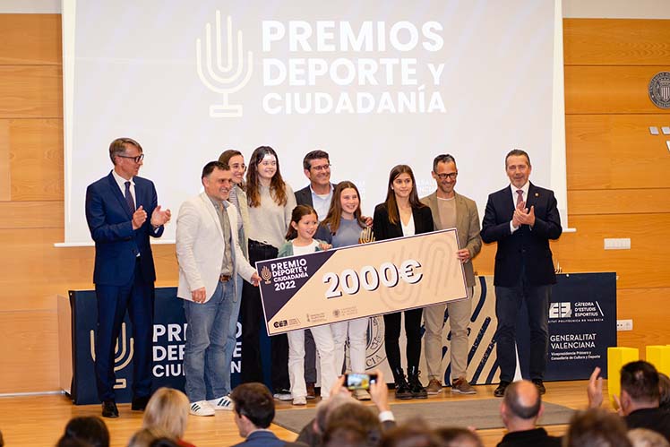 La UPV premia l'Ajuntament d'Ontinyent per l'àlbum de cromos de dones esportistes El Periòdic d'Ontinyent - Noticies a Ontinyent