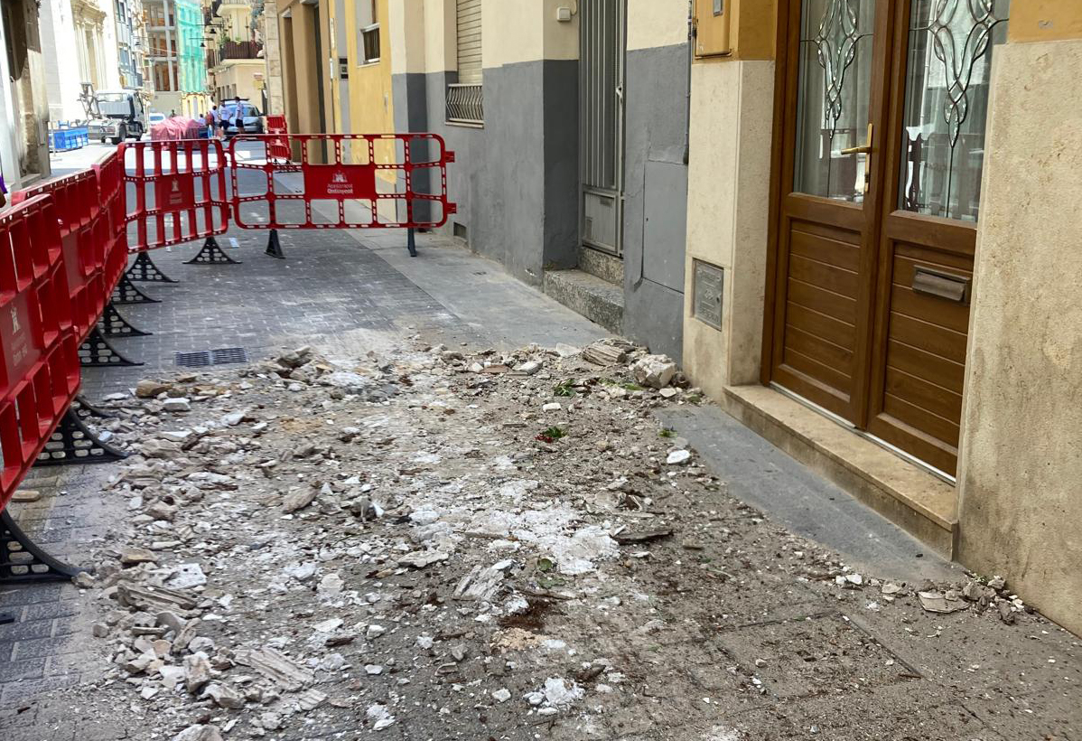 El despreniment en una casa talla el trànsit del carrer Major El Periòdic d'Ontinyent - Noticies a Ontinyent