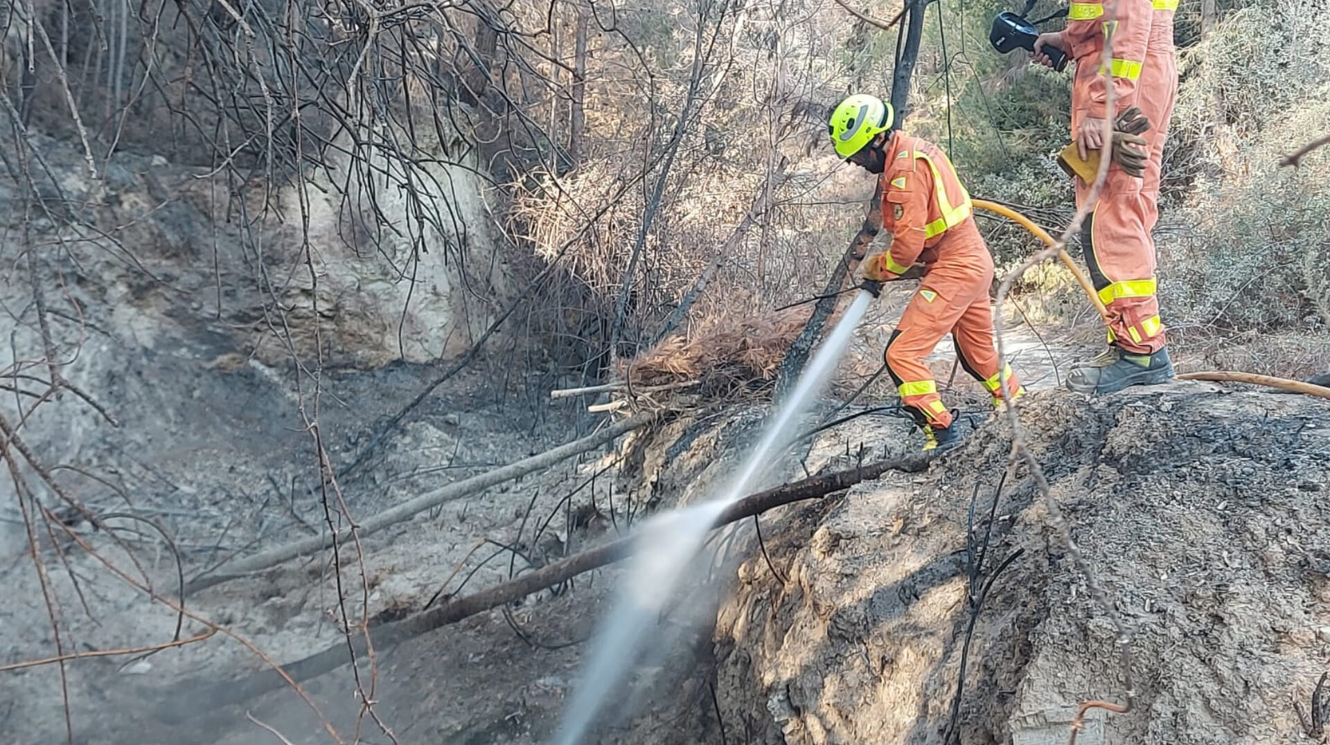 Els bombers actuen en punts calents de l'incendi del Pou Clar El Periòdic d'Ontinyent - Noticies a Ontinyent