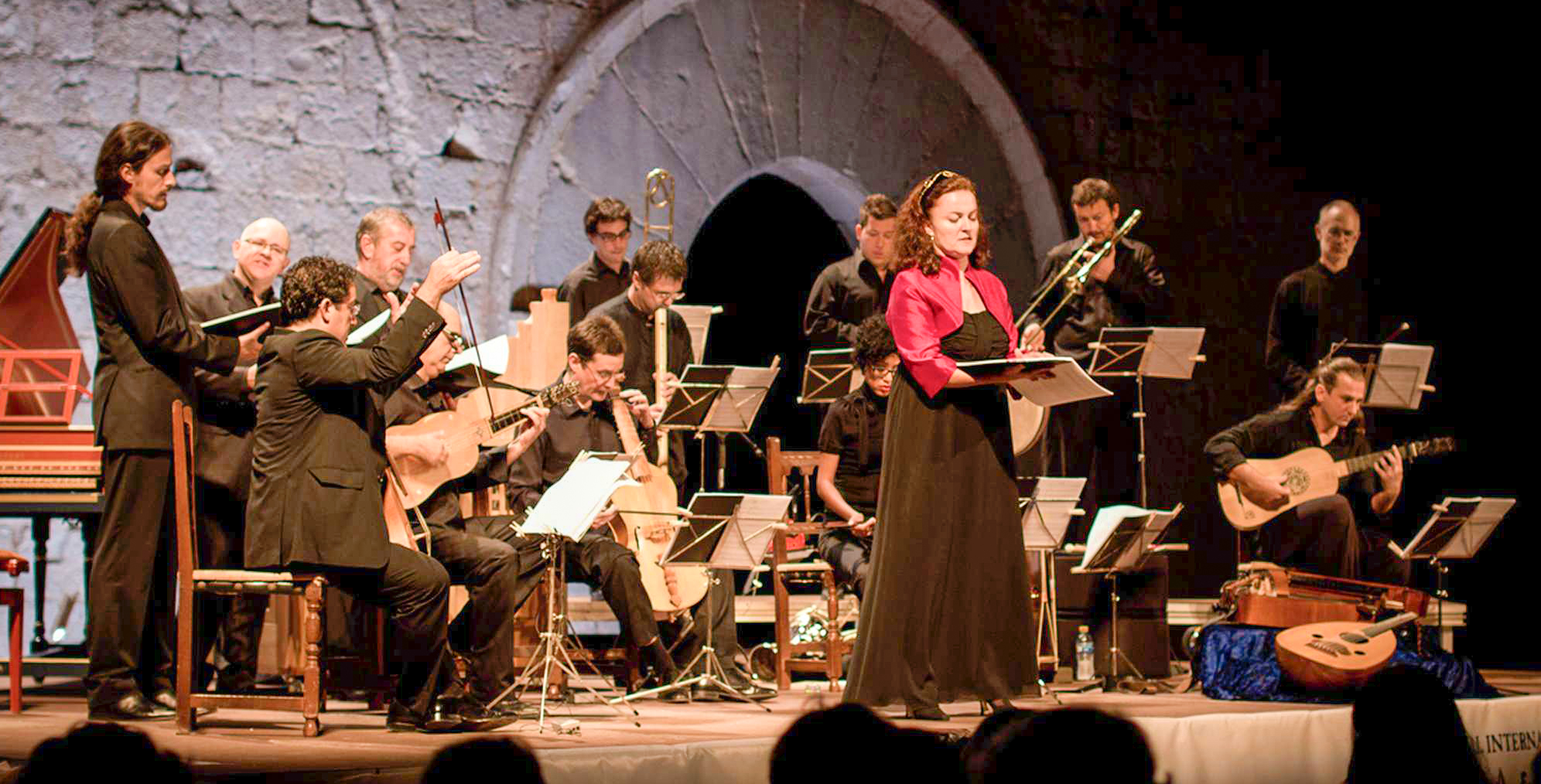 Banda de música cantant a una actuació