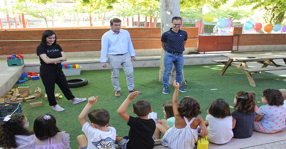 Mestres amb xiquets que inicien el curs escolar