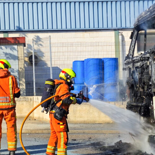 Un incendi calcina la cabina d’un camió