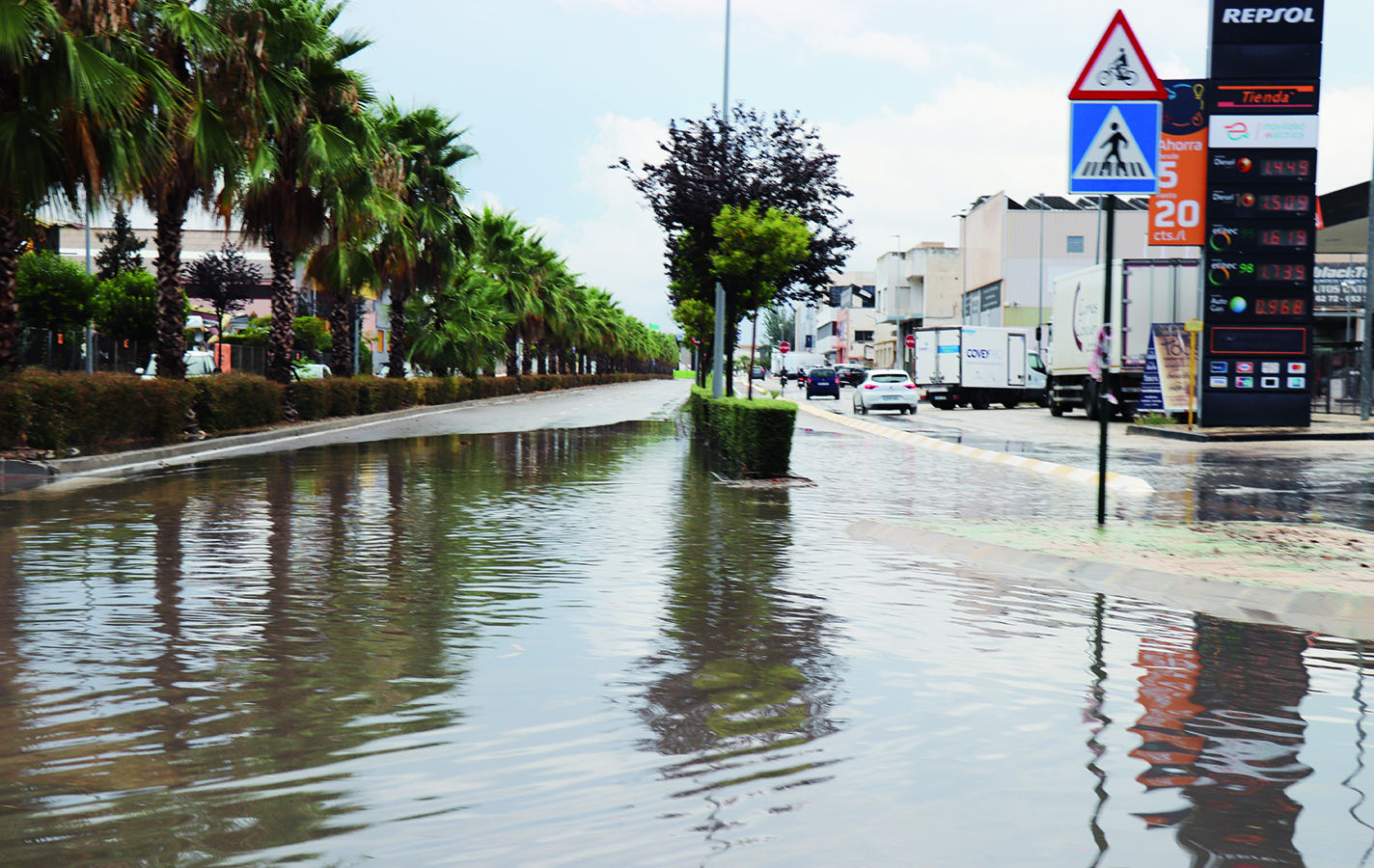 Carrers d'Ontinyent inundats per la pluja