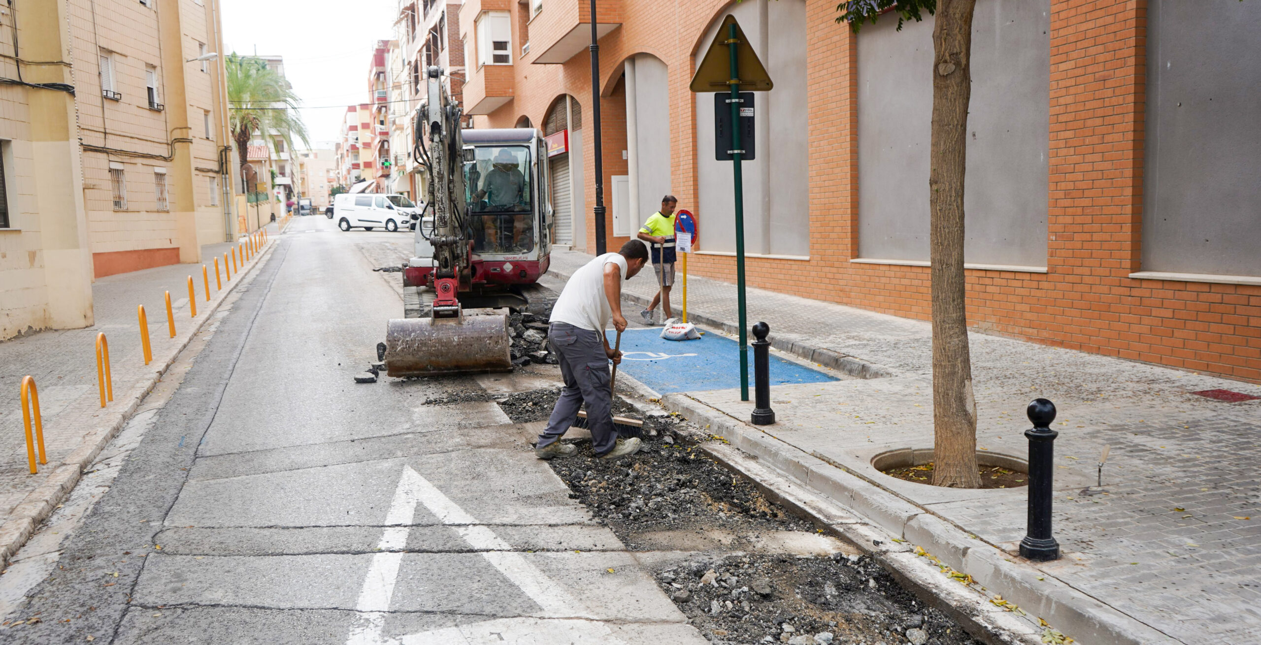 Treballadors fent obres a un carrer d'Ontinyent