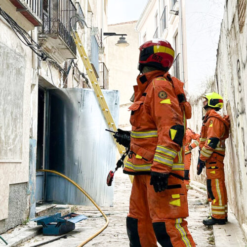 Un incendi amb incògnita en una casa abandonada i tapiada del Poble Nou