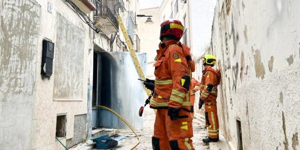 Un incendi amb incògnita en una casa abandonada i tapiada del Poble Nou