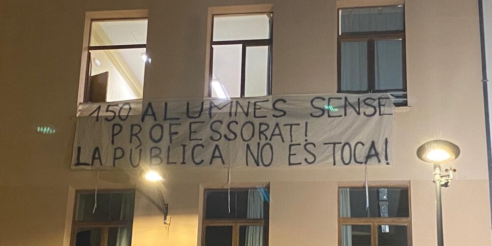 Denuncien que més de 150 alumnes de Sant Carles es quedaran sense professorat