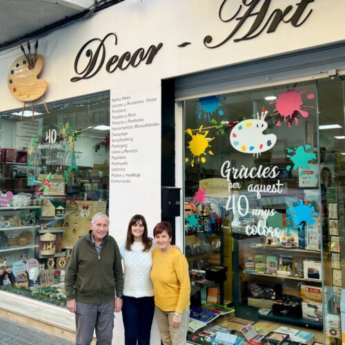 Decor Art, 40 anys entre llapisseres i colors que trauen la vena més artística d’Ontinyent