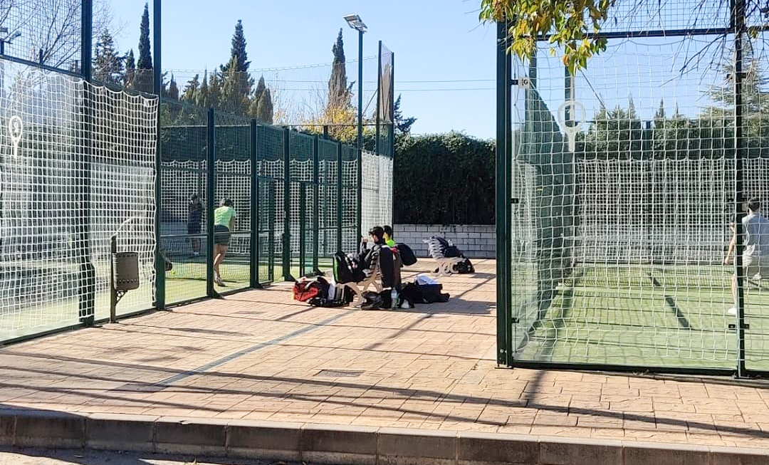 Xarxes anticol·lisió d'aus en les pistes de pàdel del poliesportiu El Periòdic d'Ontinyent - Noticies a Ontinyent