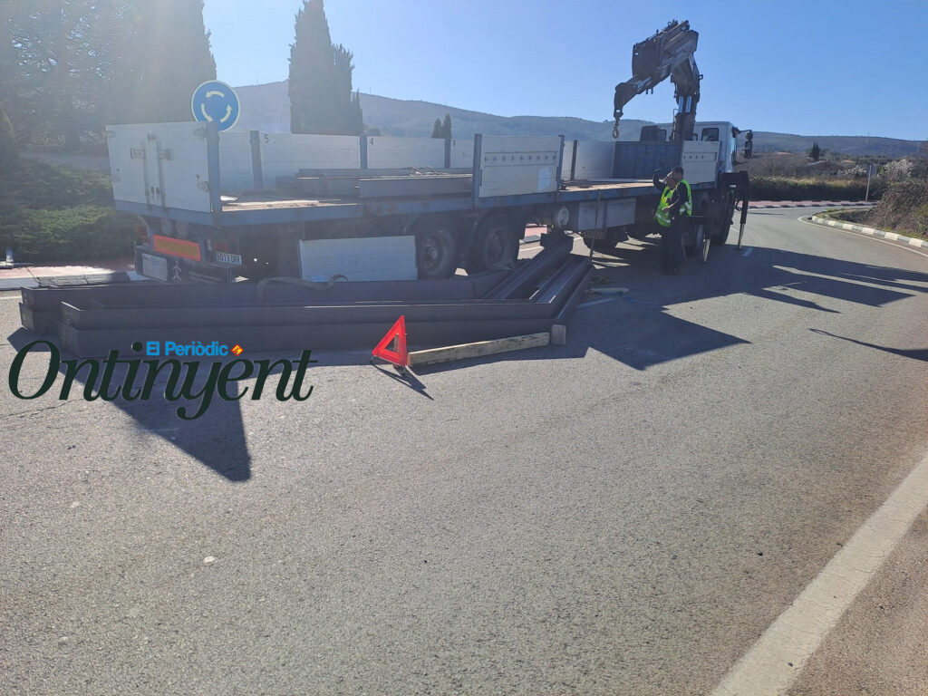 Dos accidents de camions en la CV-81 en tan sols un matí El Periòdic d'Ontinyent - Noticies a Ontinyent