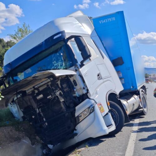 Un camió accidentat en la CV-650 a Ontinyent
