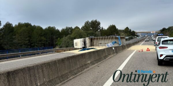 ACCIDENT: bolca un camió de grava i bloqueja l’autovia