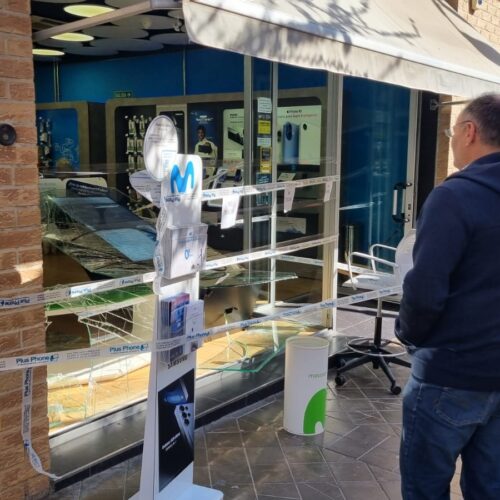 Roben de matinada en una tenda de telefonia de Martínez Valls