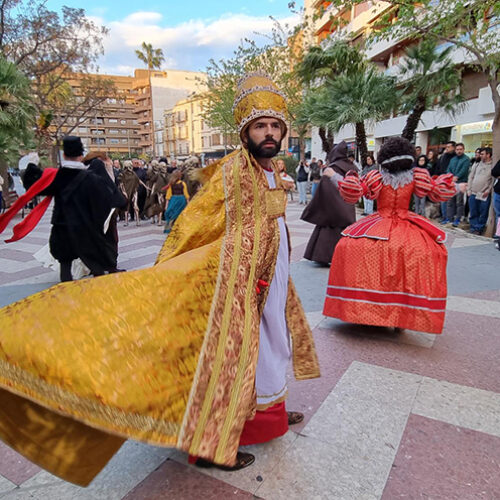 La Dansa Macabra ompli el centre d’Ontinyent