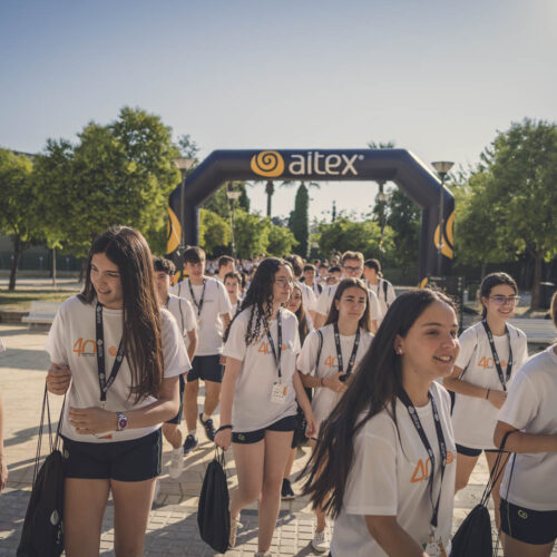 Más de 400 estudiantes de Ontinyent y Albaida participan en una jornada que conecta el deporte con el textil