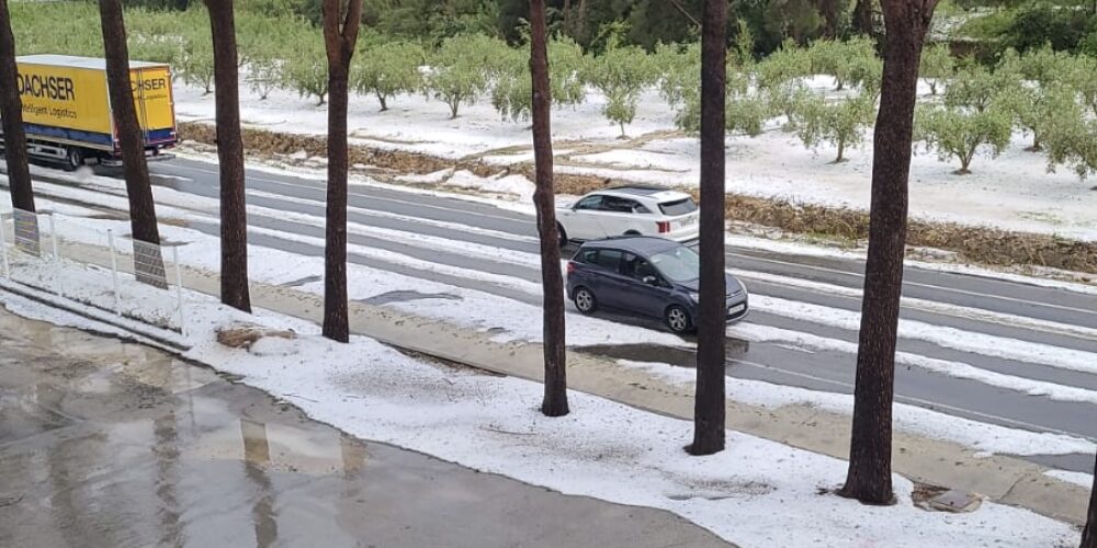 Una intensa pedregada cobreix de blanc l’Olleria i provoca inundacions en diverses vivendes