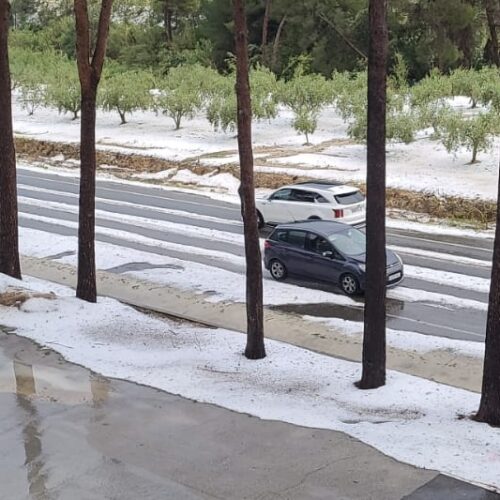 Una intensa pedregada cobreix de blanc l’Olleria i provoca inundacions en diverses vivendes