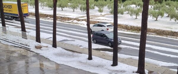 Una intensa pedregada cobreix de blanc l’Olleria i provoca inundacions en diverses vivendes