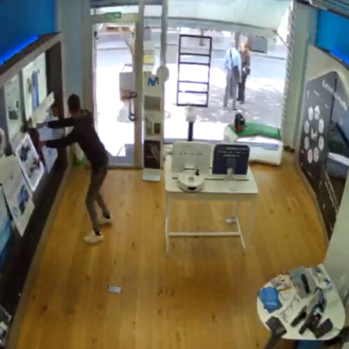 Así fue el robo y la fuga en una tienda de móviles