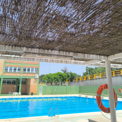 Denuncien el mal estat de la zona d’ombra en la piscina municipal