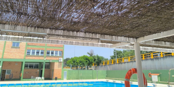 Denuncien el mal estat de la zona d’ombra en la piscina municipal
