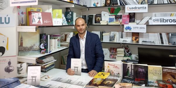 Ángel Company presenta el seu treball ‘Mikrokosmos y otros poemas’