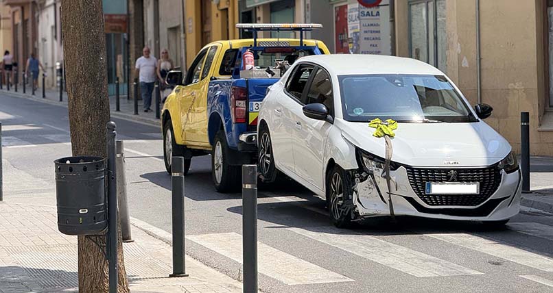 Un accident entre dos vehicles provoca una gran retenció en el Dos de Maig El Periòdic d'Ontinyent - Noticies a Ontinyent