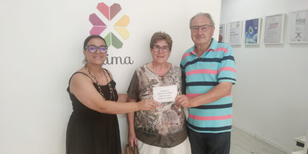 Donen 2.560 euros a ANIMA amb motiu de les seues bodes d’or